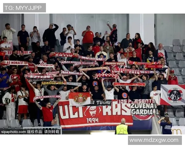 足球明星巡回演出盛典:激情四溢的绿茵场上与球迷共庆荣耀时刻